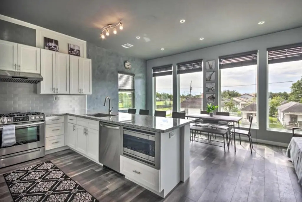 Rustic 4-Story Rooftop Spectacular Downtown View