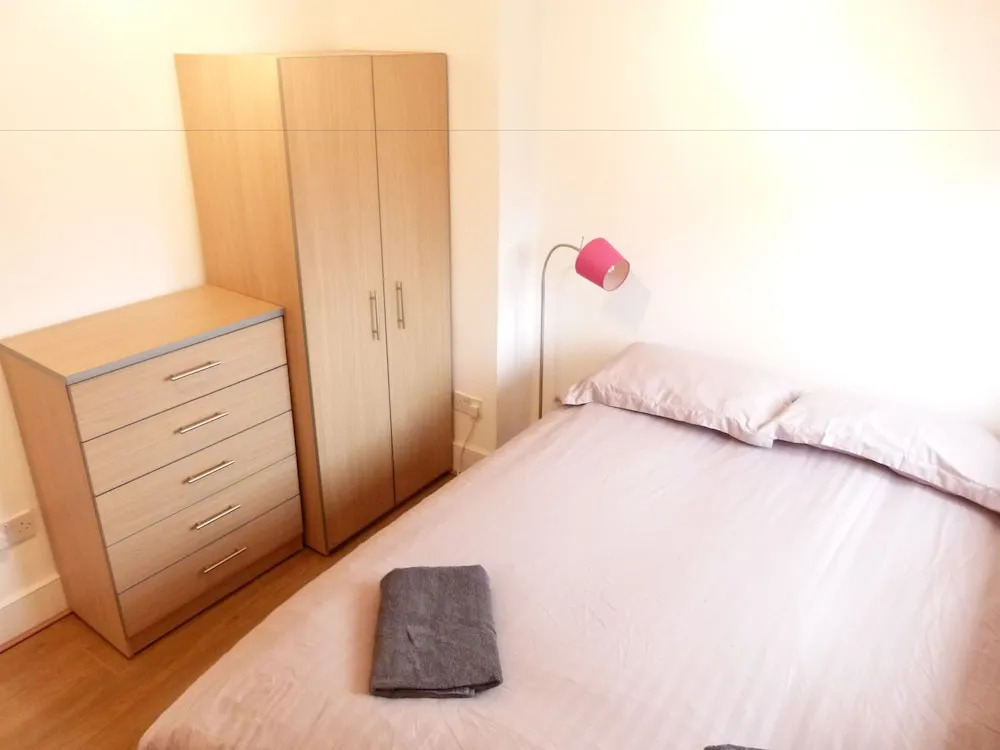 SS Property Hub - Family Apartment in Kensington