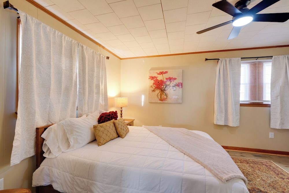 Walk to Main St & Campus! Dtwn Radford Home