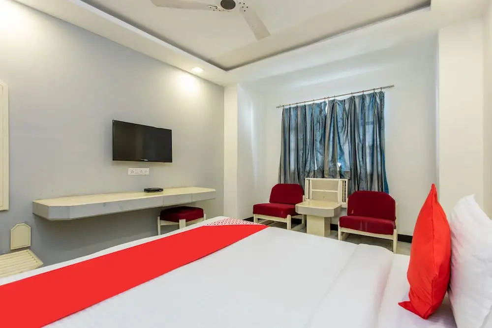 OYO Flagship 140 Amaltas AB Road