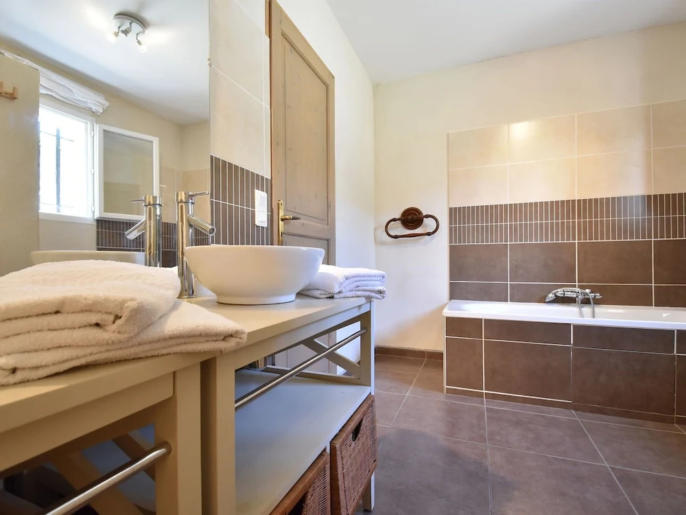 Spacious Villa in Vaison-la-Romaine with Swimming Pool