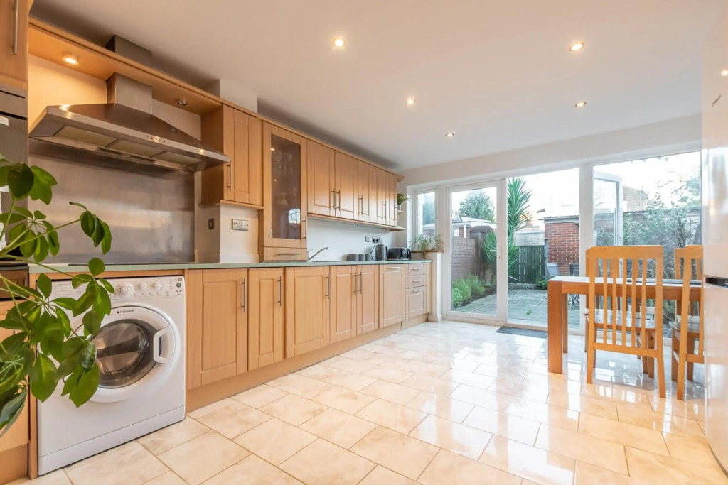 BEST PRICE! LARGE HOME FOR 4 - SMART TV - COMFY BEDS - GARDEN - 4 Single Beds or 2 Doubles!