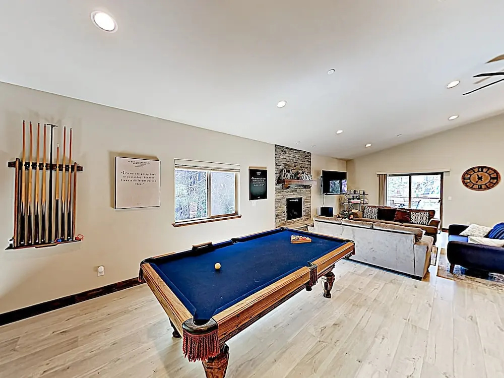 New Listing! New-build Alpine W/ Hot Tub 5 Bedroom Home