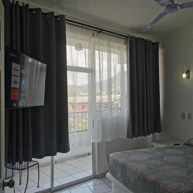 Spacious 1 BED APT w/ TV, A/C, balconies near DT!
