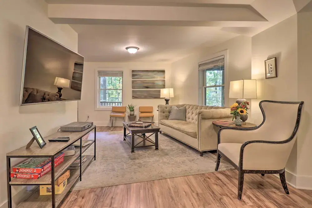 1 Mi to Town: Chalet-style Highlands Retreat