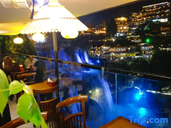 Furong Town Twelve City Waterfall Shangxianfu Building Inn