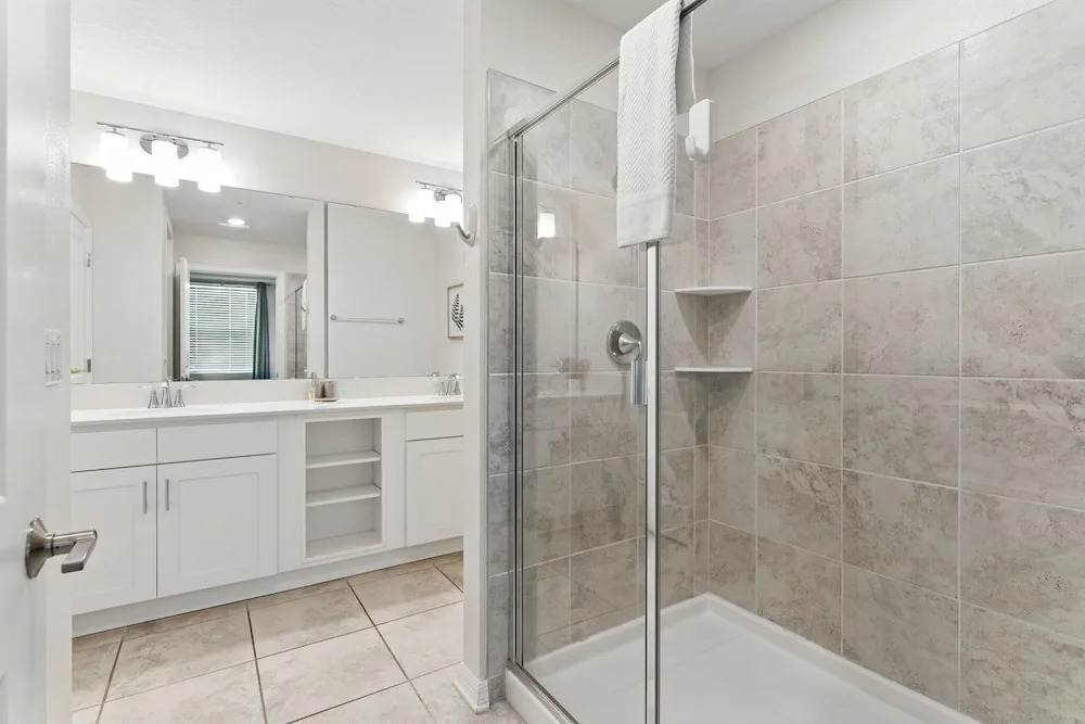Elegant 2BR in Storey Lake Top Location