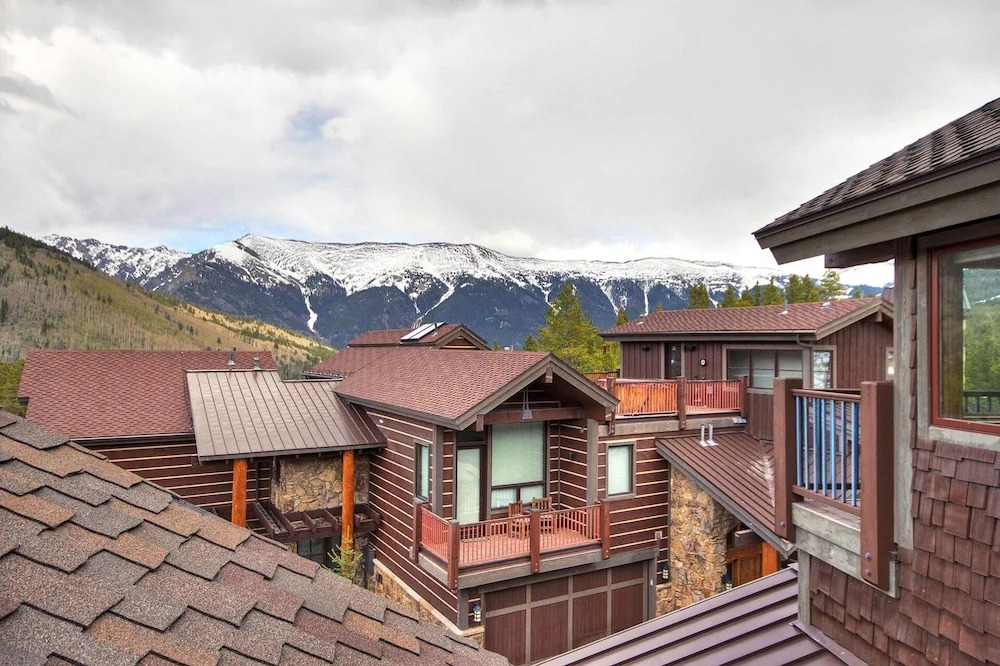 Beautiful Executive Ski-In Ski-Out Rooftop Hot tub - LR962 by RedAwning