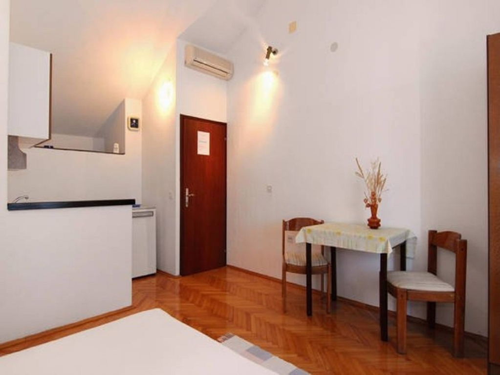 Studio apartment Mat - in a cosy stone house: SA3 Bol, Island Brac