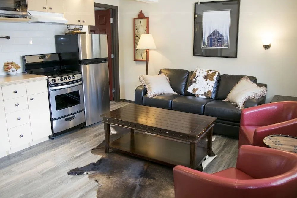 Yamnuska Suites