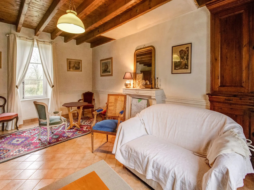 Pretty Holiday Home in Golleville with Private Garden