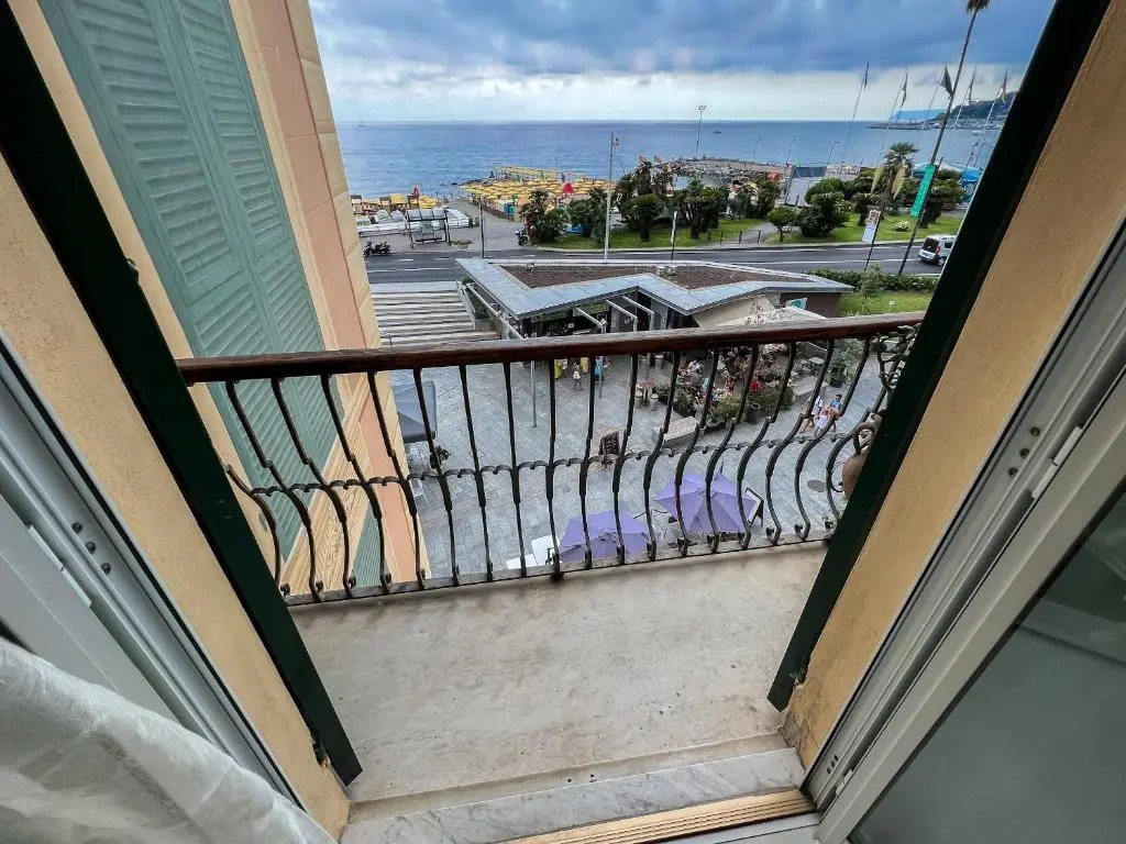 Splendido appartamento con vista mare su piazza Dante