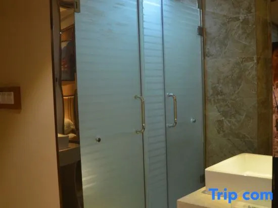 Wodun Platinum Hotel (Qinzhou East Railway Station Niannianfeng Plaza)