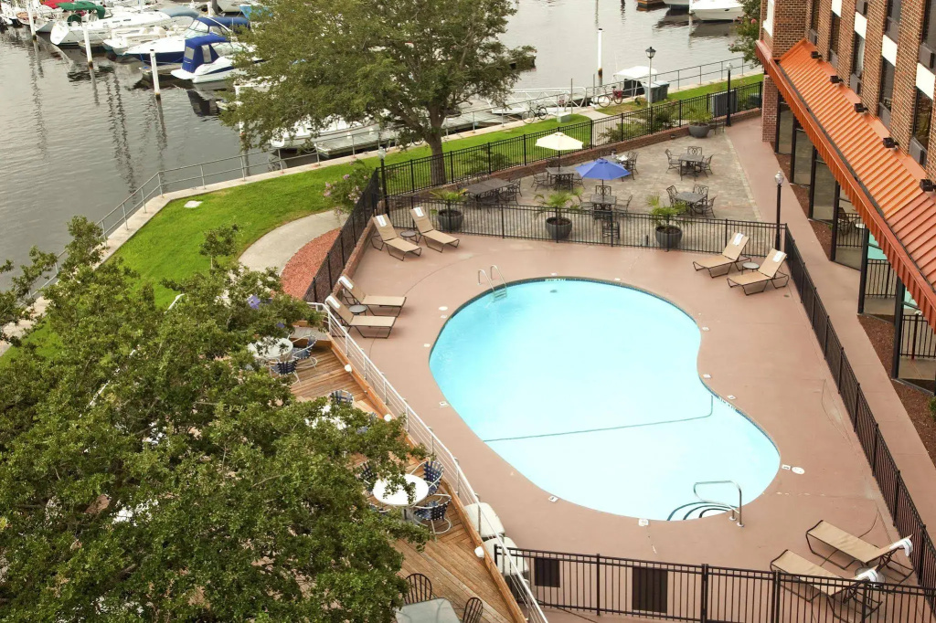 DoubleTree by Hilton New Bern - Riverfront