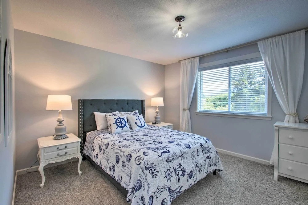 Luxury Home on Golf Course: Walk to the Beach!