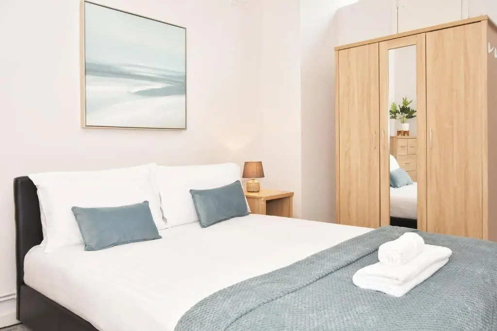 Wistaston House by YourStays 5 Bedroom House with TV in each room