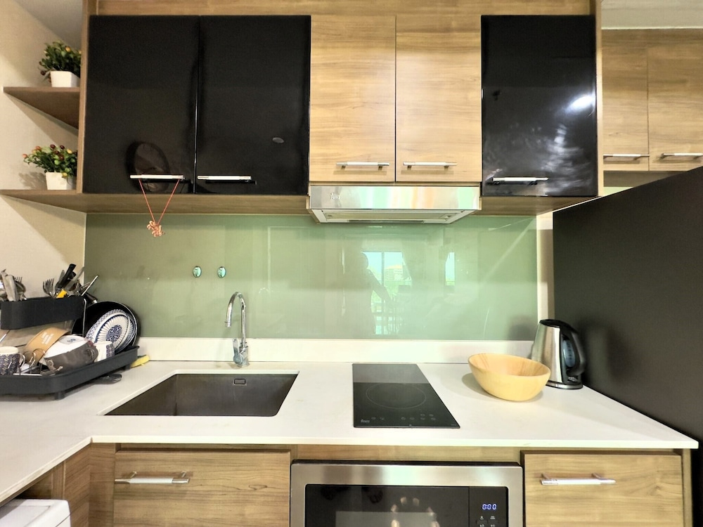 Stylish Low-floor 2-bedroom Sea-view Condo at Dusit Grand Condo View