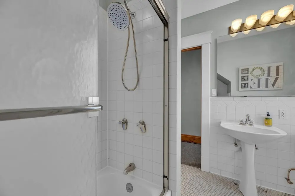 Oakley Square 3br Charmer - Total Walkability 3 Bedroom Home by RedAwning