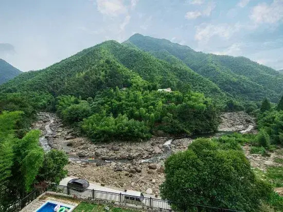 Yuye Xipan Holiday Parent-child Mountain Ye Suxi Meishu (Anji Shenxi Canyon Drifting Store)