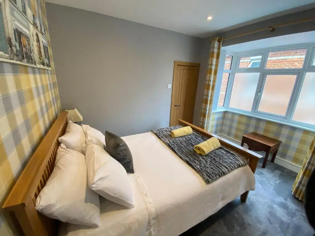 Charming 3 bed house and garden, pet friendly