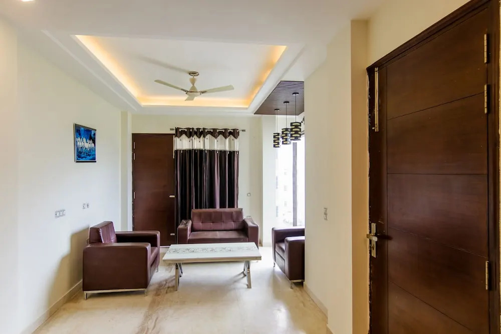 FabHotel Mannat Residency Sec 52