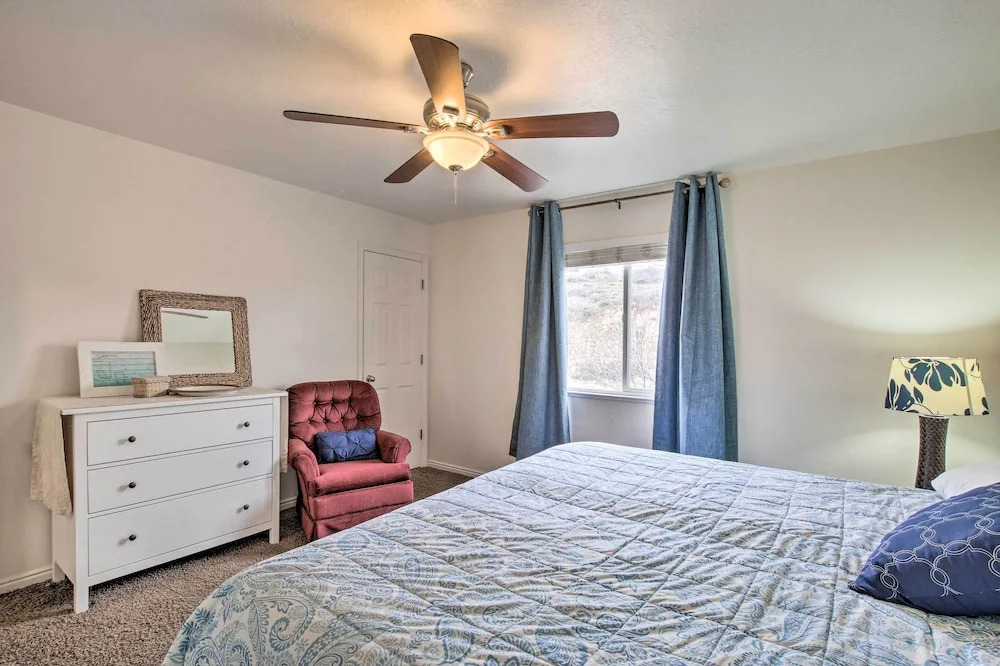 Spacious Garden City Townhome w/ Lake Views!