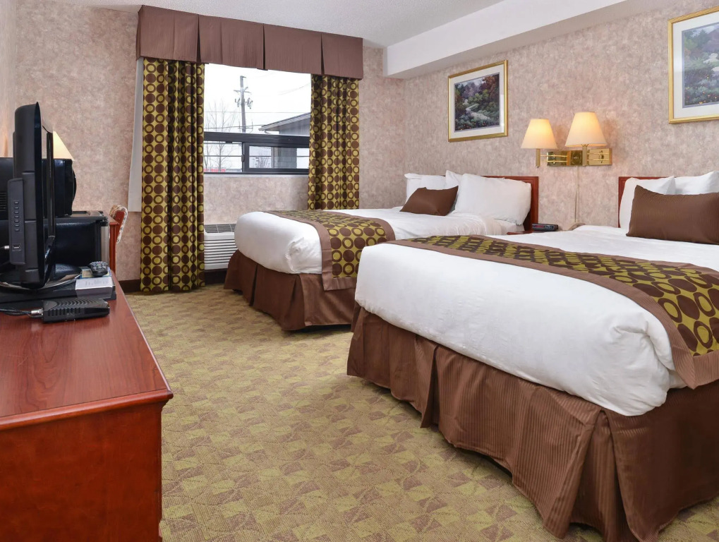 Lexington Inn & Suites-Windsor