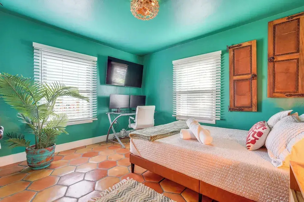 Chandler Home 7 Blocks to Dtwn w Backyard Oasis