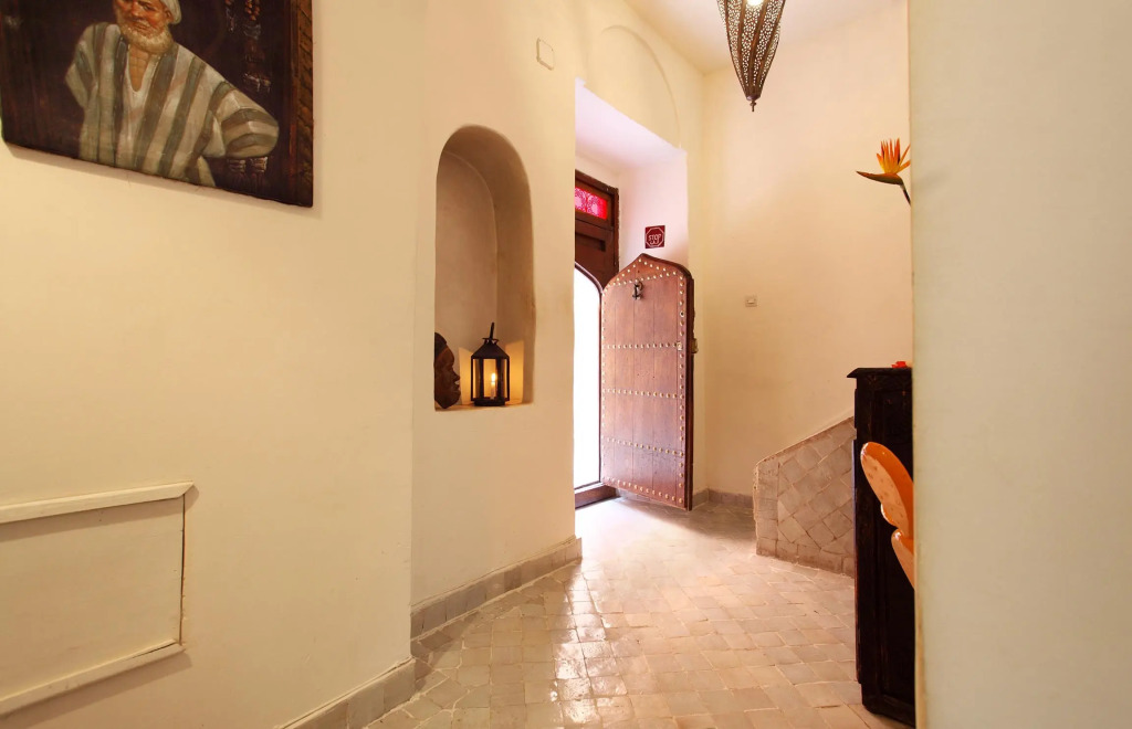 Riad white flowers