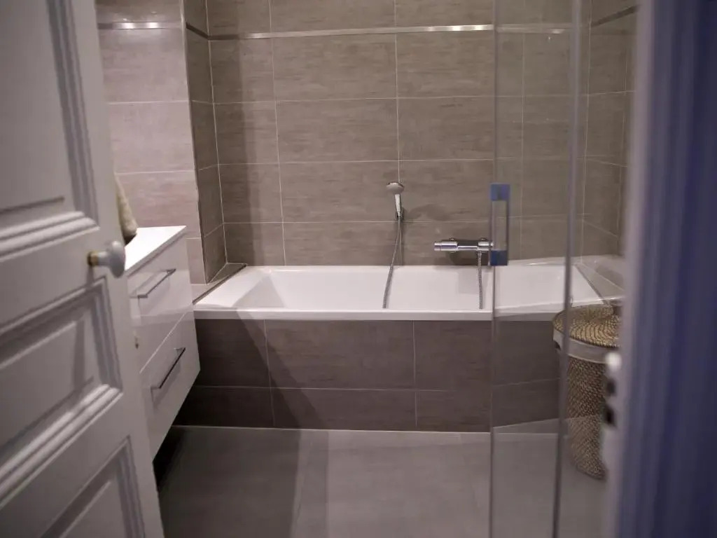 "Le Jazzy" by EnjoyNice, 3-bedroom, 2-bathroom spacious central apartment