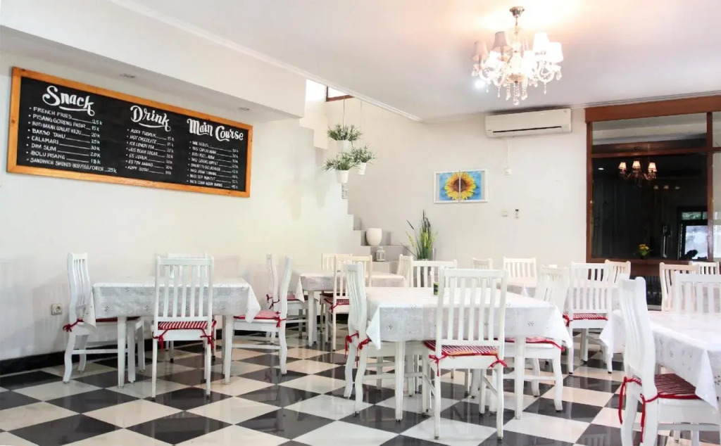 RedDoorz Plus near Kemang Raya