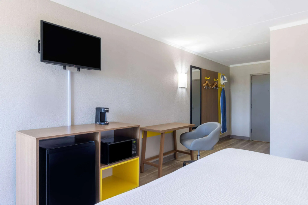 Days Inn & Suites by Wyndham Fort Bragg/Cross Creek Mall