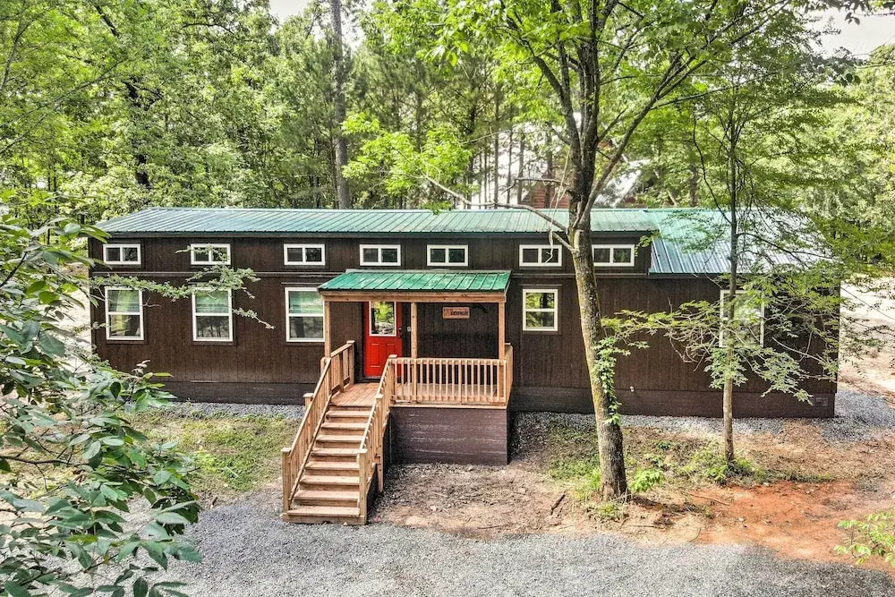 Stylish Cabin by Beavers Bend: Hot Tub & Fire Pit