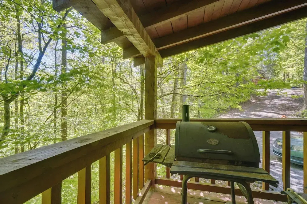 Gatlinburg Cabin with Hot Tub about 6 Mi to Downtown!