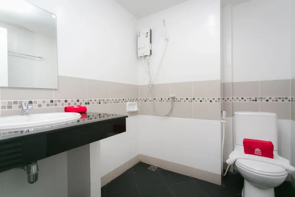 ZEN Rooms Patong Nanai 8