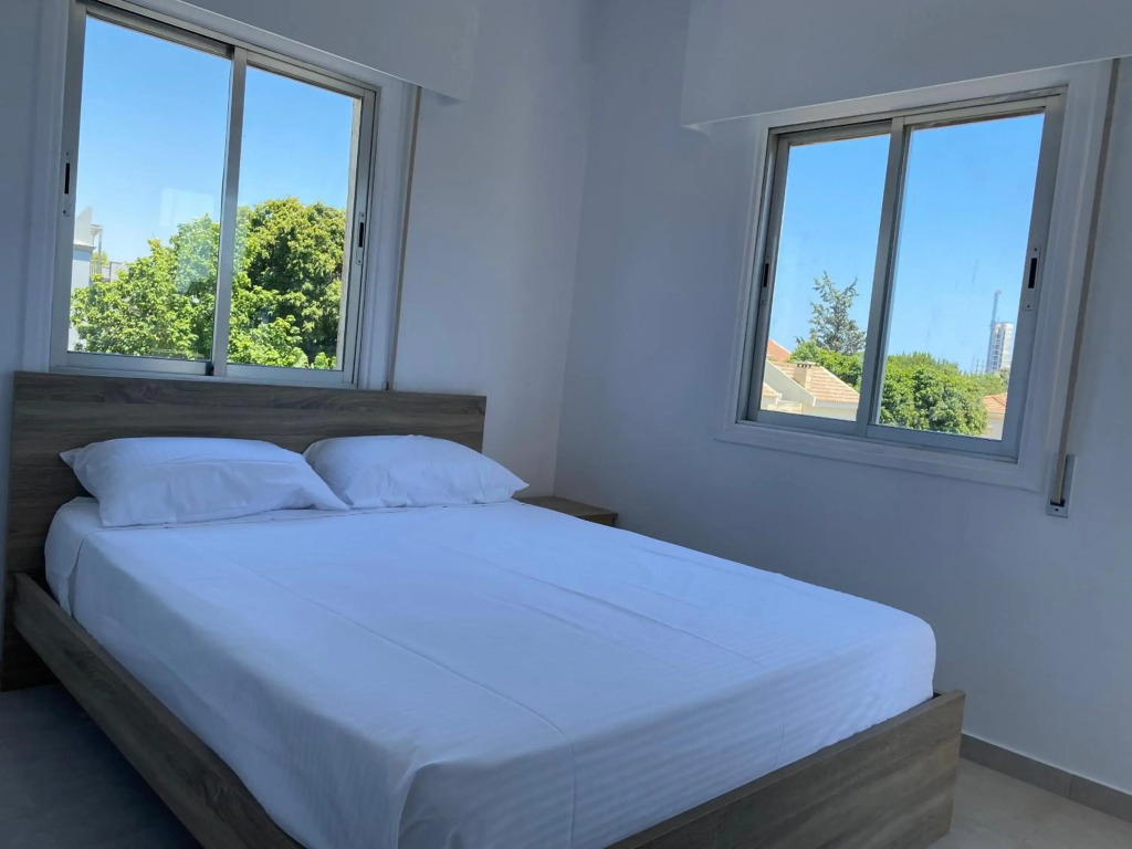 Renovated modern 1-bedroom apartment with view