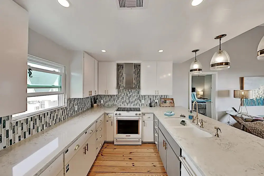 Coastal Winds: Beachfront Beauty - Steps To Sand 3 Bedroom Home