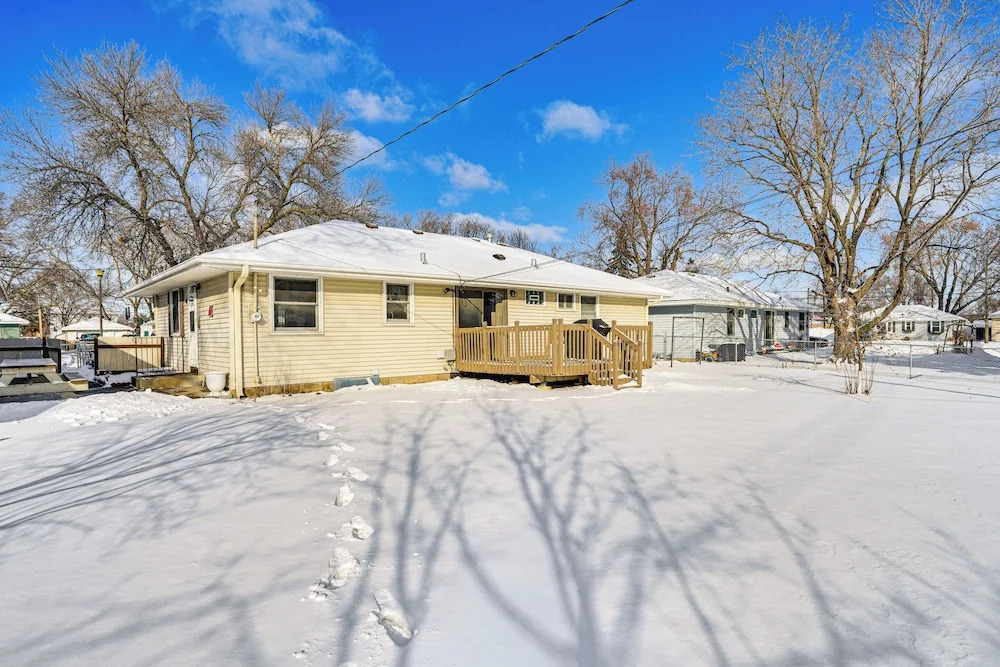 12 Mi to St Paul: Pet-friendly Home w/ Backyard