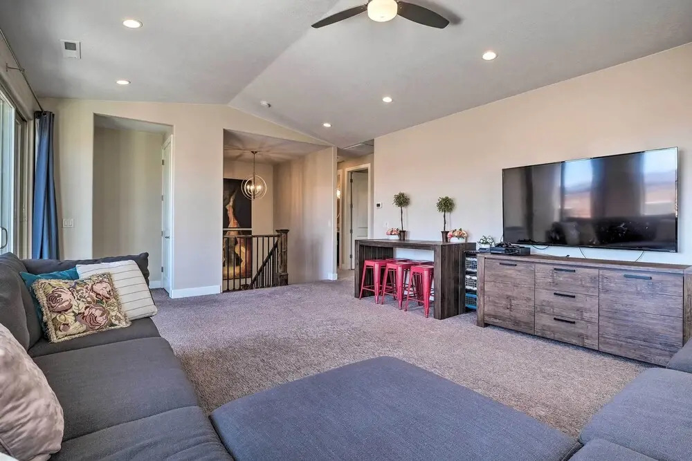 Utah Home w/ Pool & Hot Tub Access, Mtn Views!