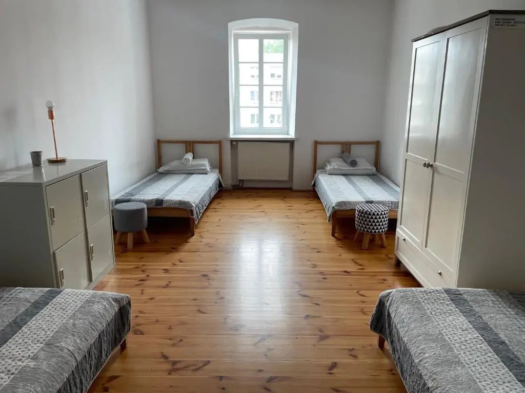 42-200 Hostel
