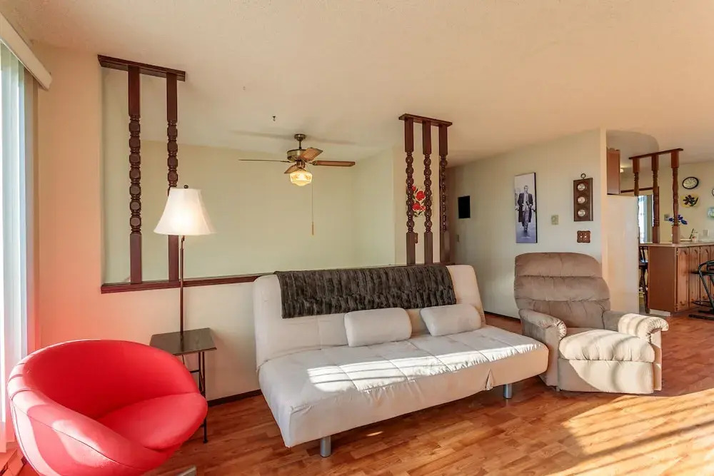 35 SW Hurbert St House - 3 Br home by RedAwning
