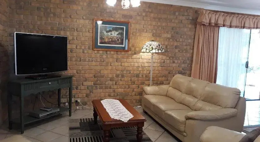 Acacia Apartments
