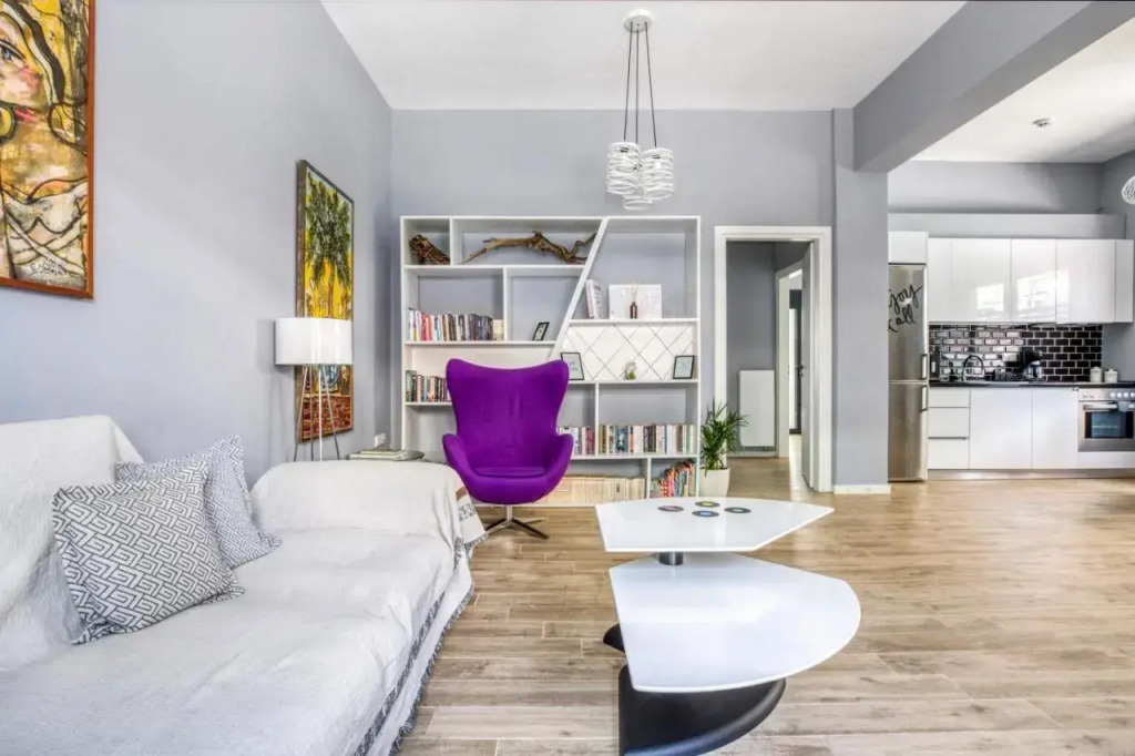 Spacious flat with courtyard and private parking!