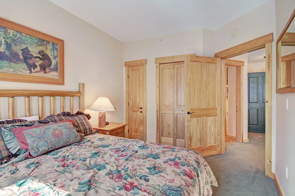 Taylors Crossing In The Heart Of Copper Center Village - Short Walk to American Eagle/American Flyer - TX312 by RedAwning