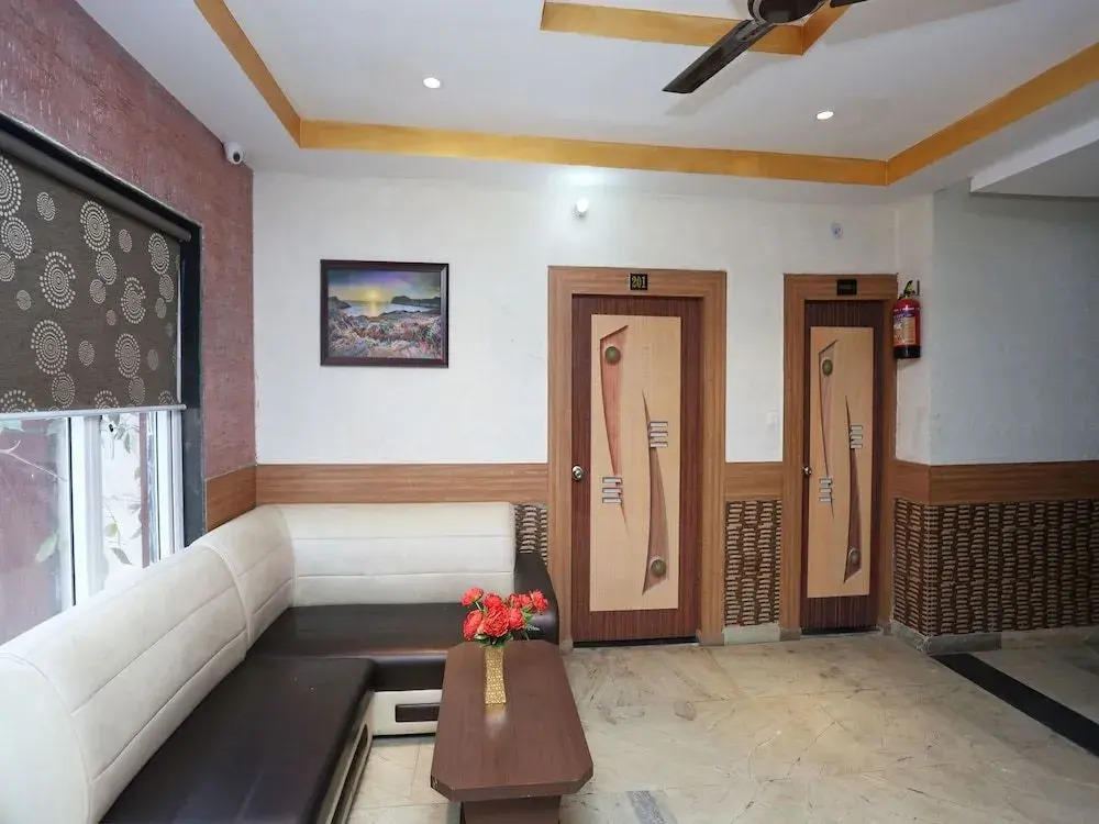 OYO Flagship 12177 Hotel Crystal Inn