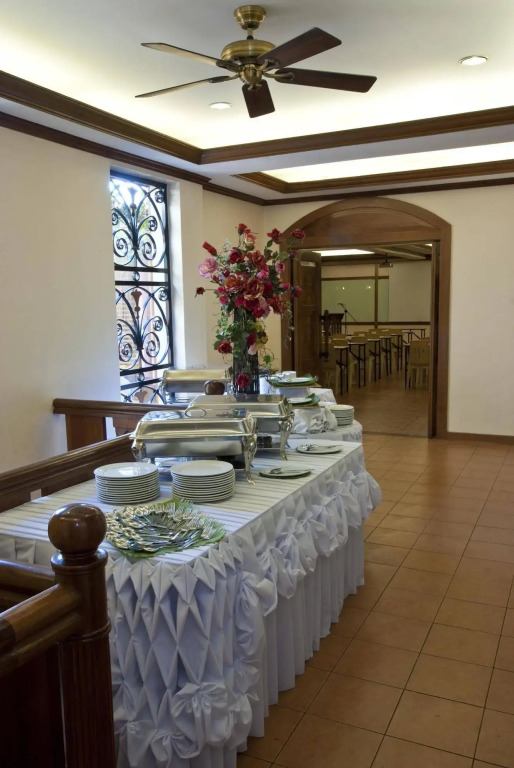 Pinoy Pamilya Hotel