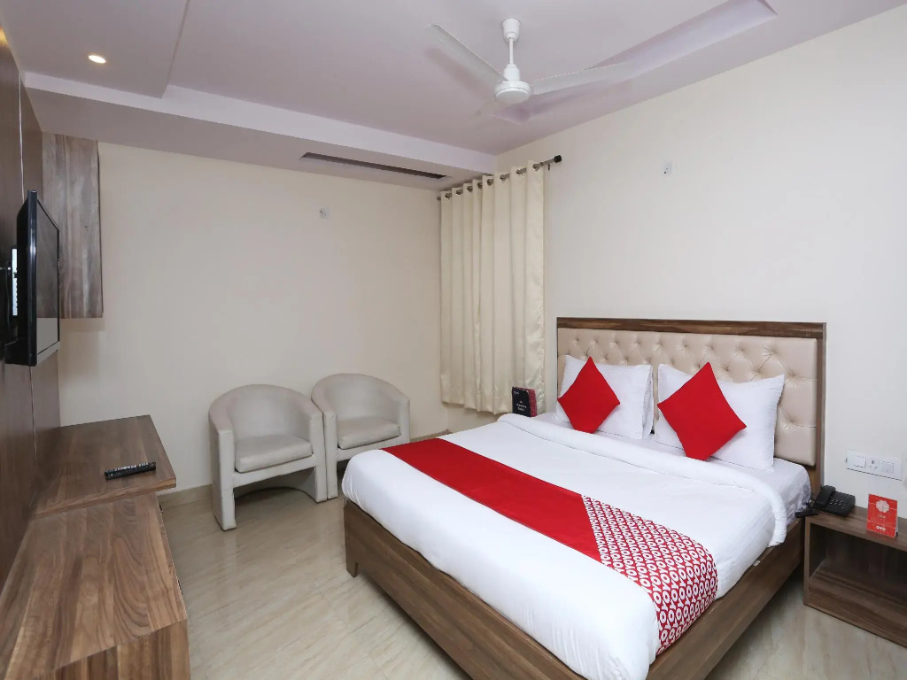OYO 28302 Hotel Welcome Banquets And Room