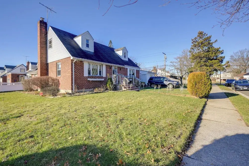 Lovely Elmont Apartment - Walk to Bus Stop!