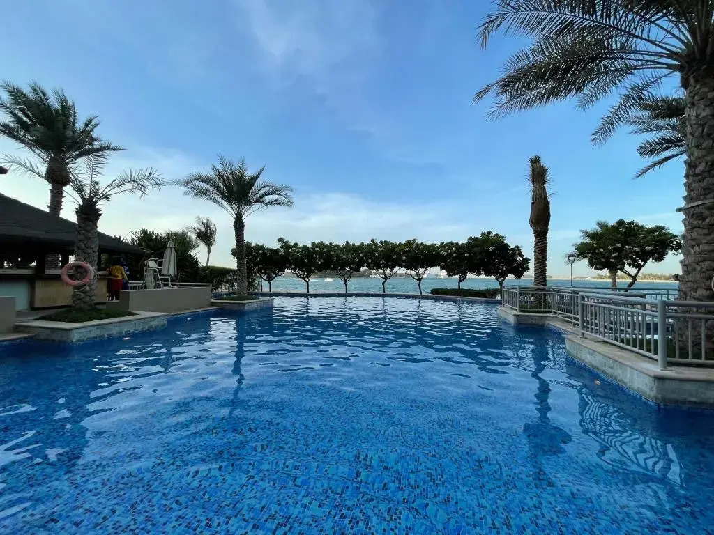Luxury, Spacious, Beachfront, 3BD Apartment with private beach access!