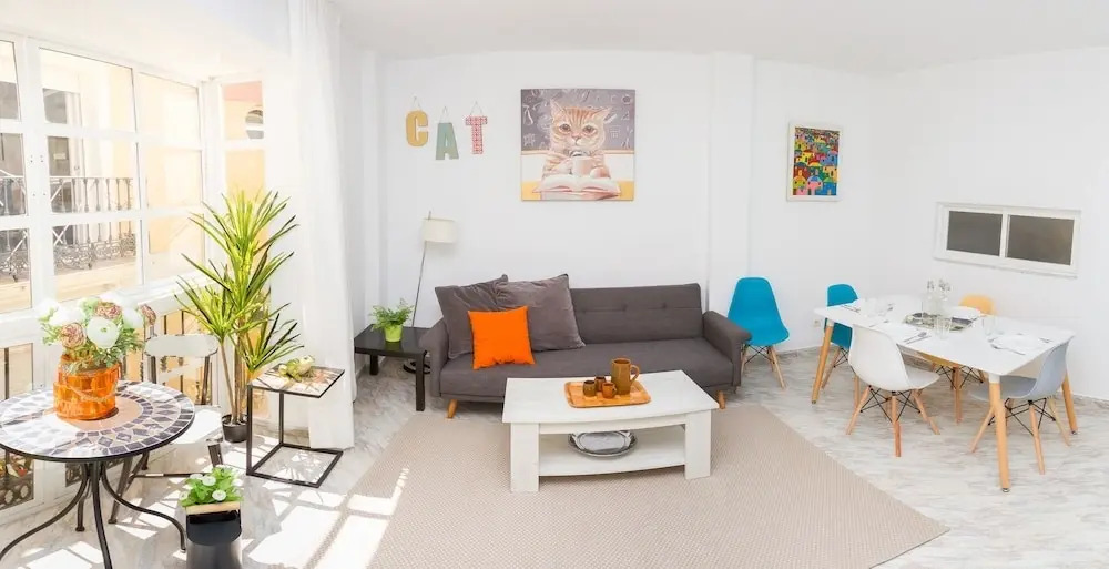Spacious and Bright Apartment by La Recepción